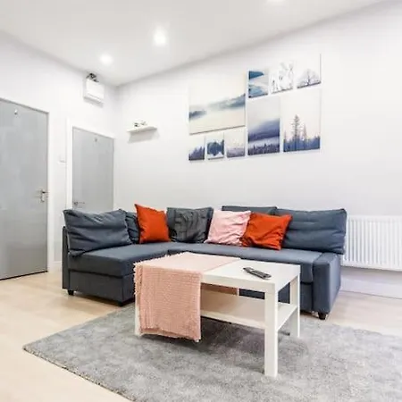 Lavish 2- Bedroom Flat With Free Parking *